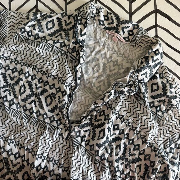 Victoria's Secret Size L Black and White Aztec Print Long Sleeve Pajama Dress - Picture 1 of 4